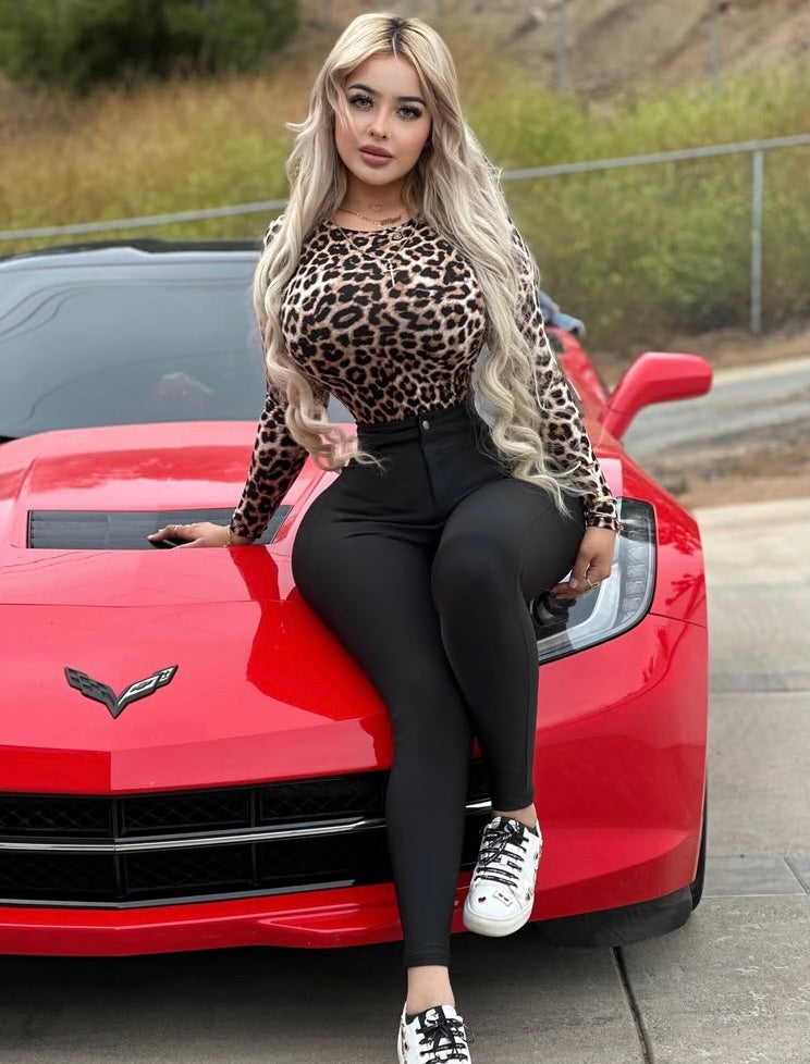 Model wearing size Large- Skinny Leggings