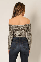 Load image into Gallery viewer, SUZZY VELVET CROP TOP
